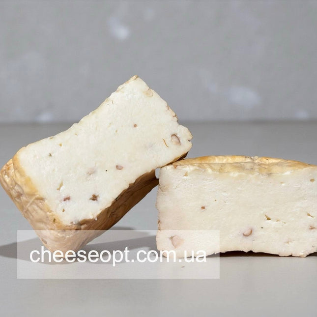 Бринза копчена з волоським горіхом