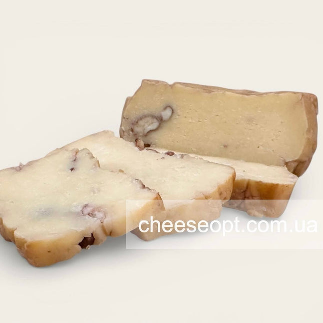 Бринза копчена з волоським горіхом